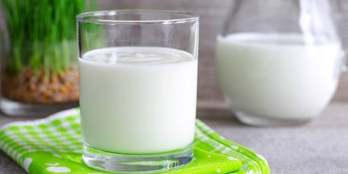 Kefir într-un pahar