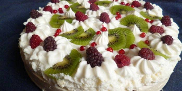 Bolo de frutas de requeijão