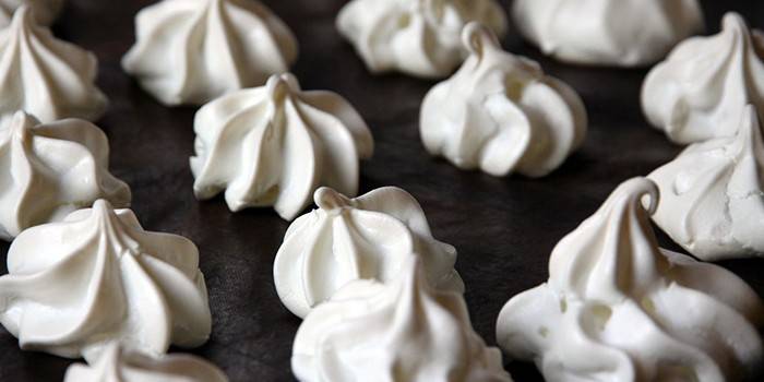 Meringue sur une plaque à pâtisserie
