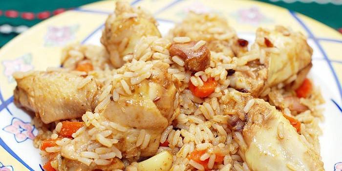 Pilaf su vištiena lėkštėje