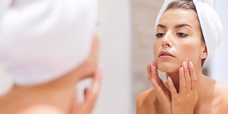 La ragazza si mette la crema sul viso