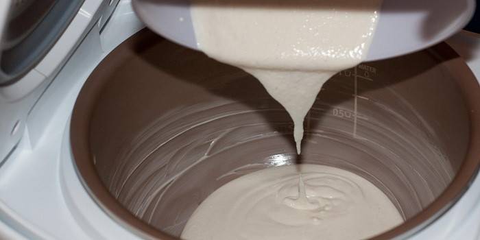 Masa para cazuela de cuajada en un recipiente multicocina