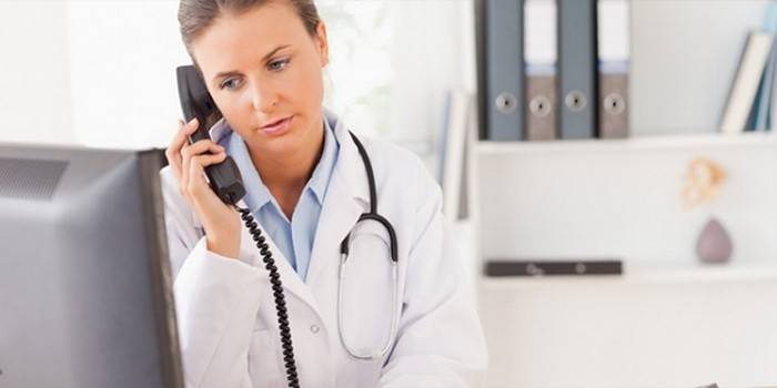 Doctorul vorbind la telefon