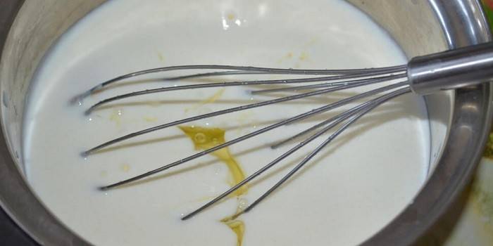 Leche y huevos en una sartén