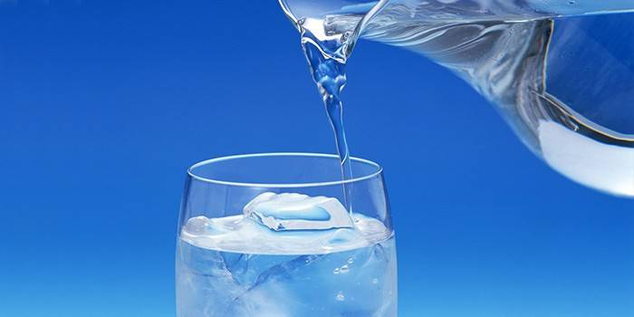 Agua en un vaso y jarra