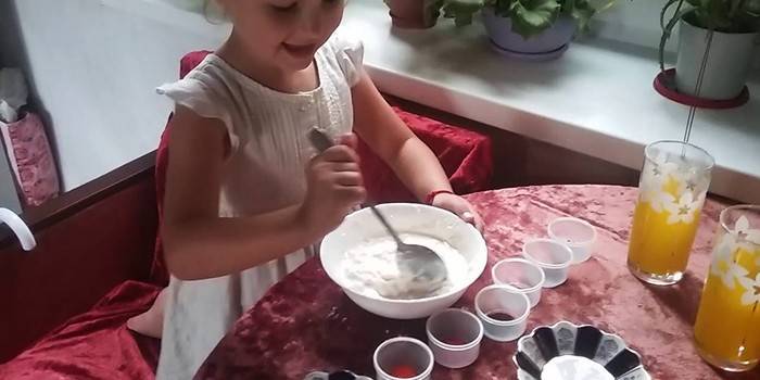 หญิงสาว kneads ผสม