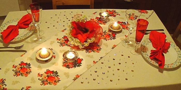 Stalo rinkinys romantiškoms vakarienėms
