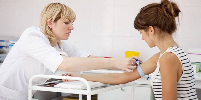 Uma menina faz um exame de sangue de uma veia