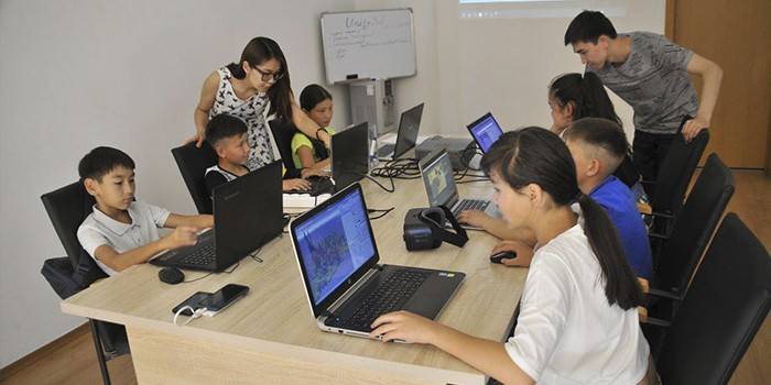 Mga bata sa isang klase ng computer