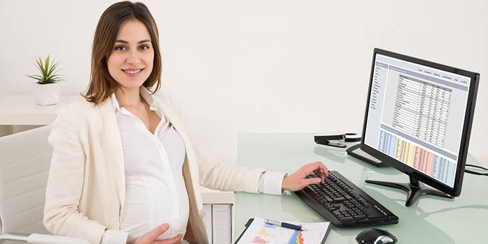 Buntis na babae sa computer
