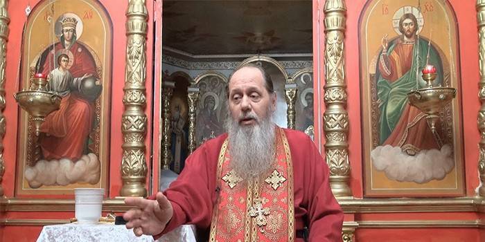 Ορθόδοξος ιερέας στον ναό