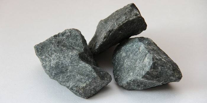 Tatlong Dunite Stones