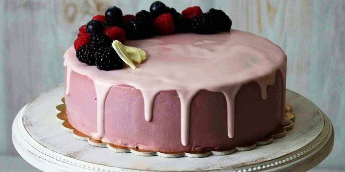 Torta fehér csokoládé hab és bogyók