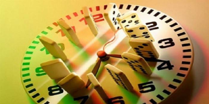 Domino nudillos en una esfera de reloj
