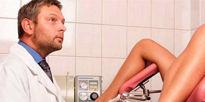 Una donna esaminata da un ginecologo