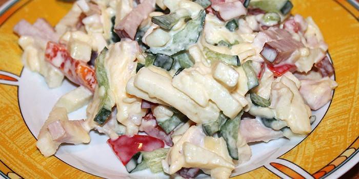 Peynir, jambon ve taze salatalık ile güzel bir kadın