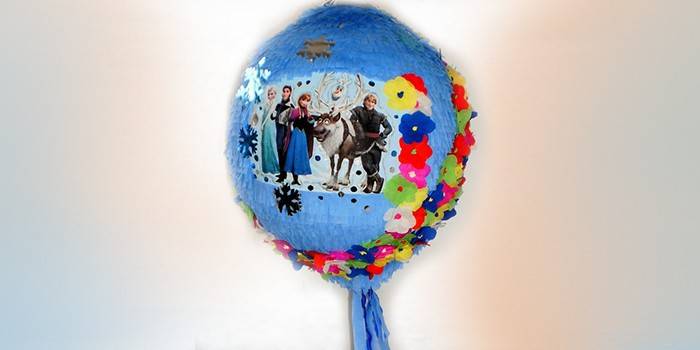 Pinata pakastettujen sarjakuvahahmojen kanssa