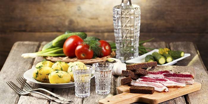 Pahare cu vodcă și aperitiv