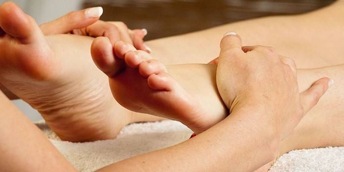 Fille faisant un massage des pieds