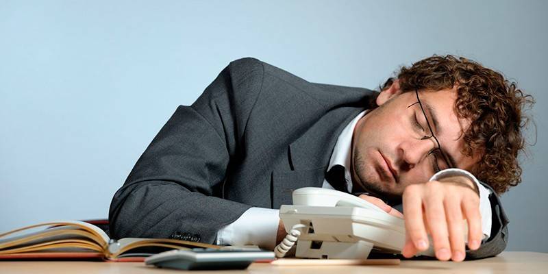 Homme dort sur la table