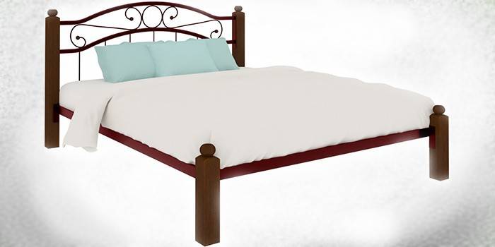 Bett mit Holzbeinen, Metallgestell und geschmiedetem Kopfteil Nadezhda Lux von Milcon