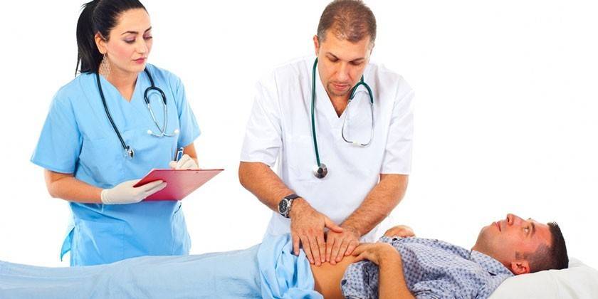 Les médecins examinent le patient