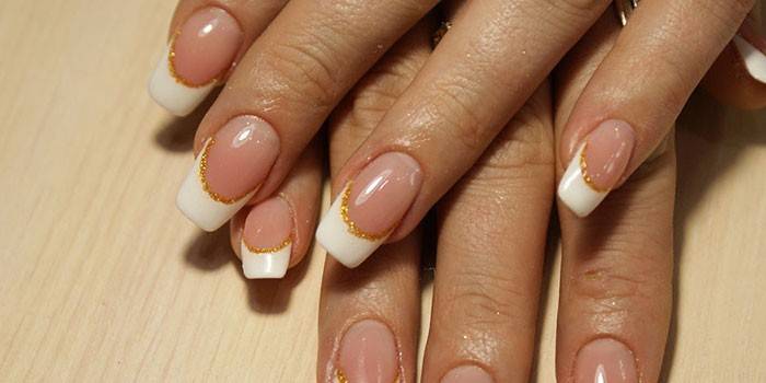 Áo khoác trắng bằng vàng