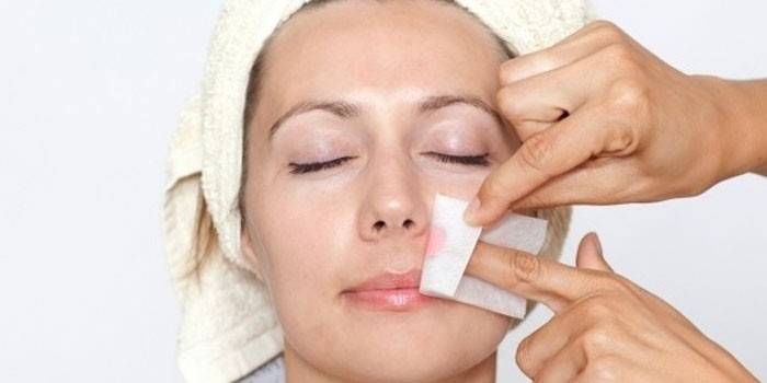 Epilation des poils du visage chez les femmes