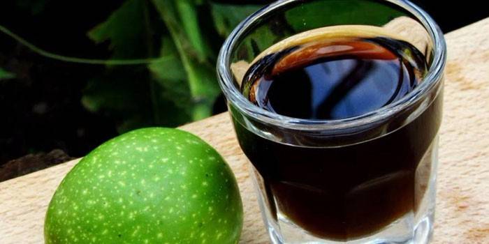 Tintura su noci e vodka