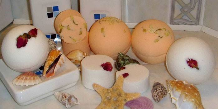 Des bombes pour la salle de bain avec des huiles essentielles et du beurre
