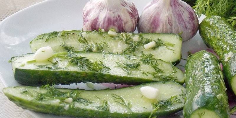 Concombres au vinaigre, aneth et ail