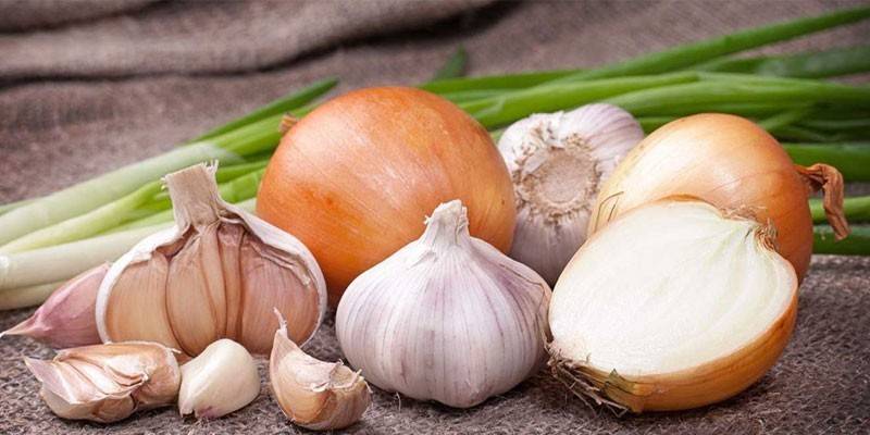 Ang sibuyas at bawang mula sa isang double-tail