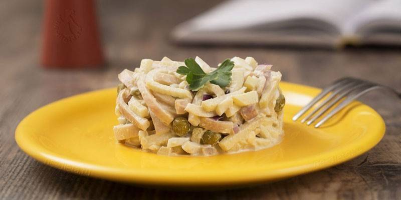 Салата с мајонезом, лигњама и грашком