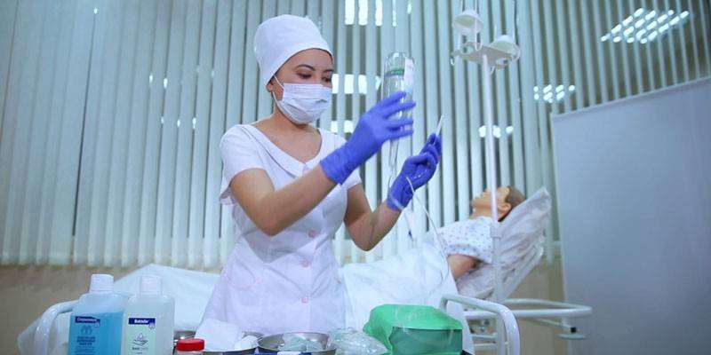 Infirmière avec un compte-gouttes