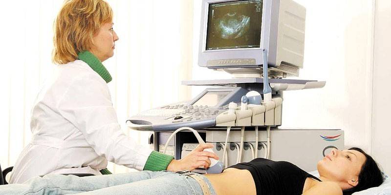 Mergaitei atliekant ultragarsinį pilvo organų tyrimą