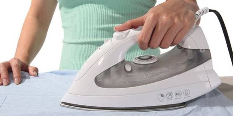 Man ng ironing na damit