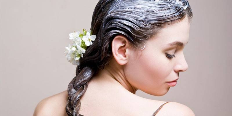 Fille avec un masque sur ses cheveux