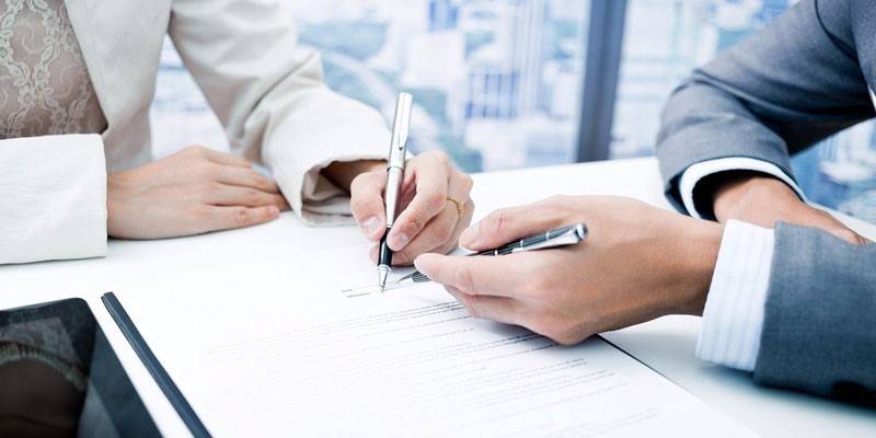 Les gens signent des documents