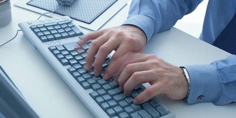 Homme tapant sur un clavier