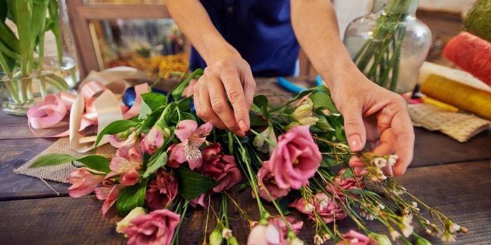 Fille recueille un bouquet