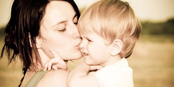 Madre besos bebe