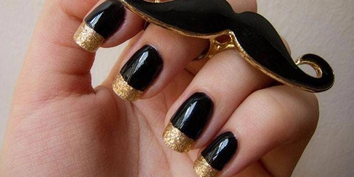 Manicura negra i daurada