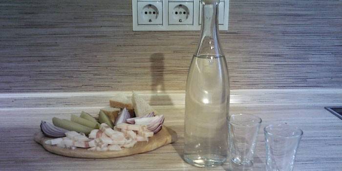Moonshine trong một chai, hai đống và một bữa ăn nhẹ