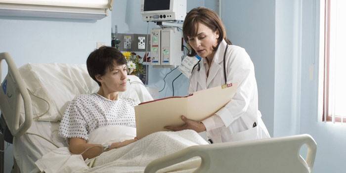 Doktor und Patient in einer Krankenstation