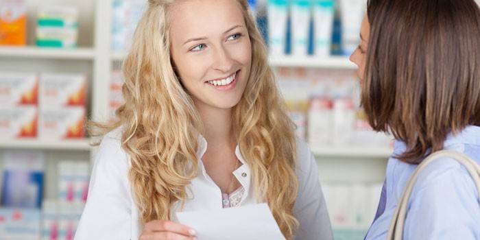 Farmaceits konsultē klientu