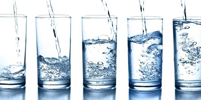 Acqua in bicchieri