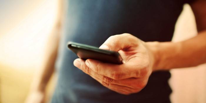 Telefone na mão de um homem
