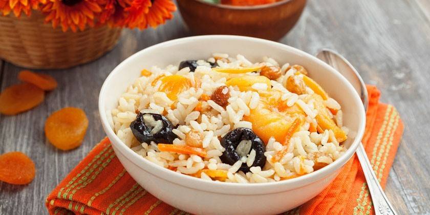 Pilaf กับผลไม้แห้ง