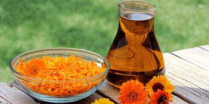 Infusion de calendula avec un champignon du pied