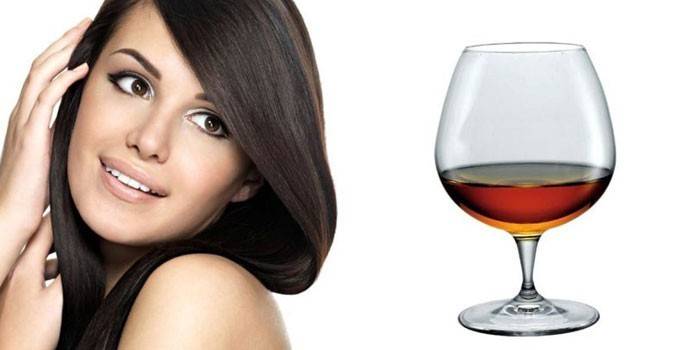 Fille et un verre de cognac